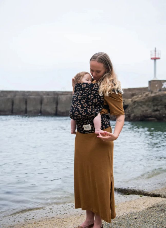 Carry &amp; Bloom baby carrier | Black Leopard