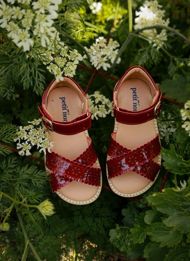 Scallop Flower sandals | Cherry red