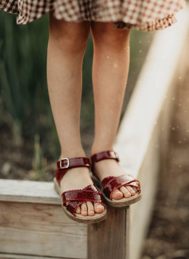 Scallop Flower sandals | Cherry red