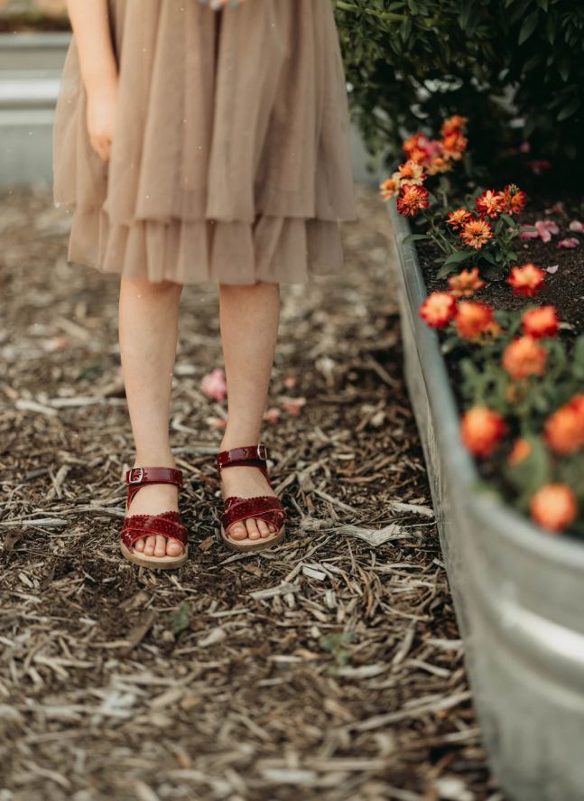 Scallop Flower sandals | Cherry red