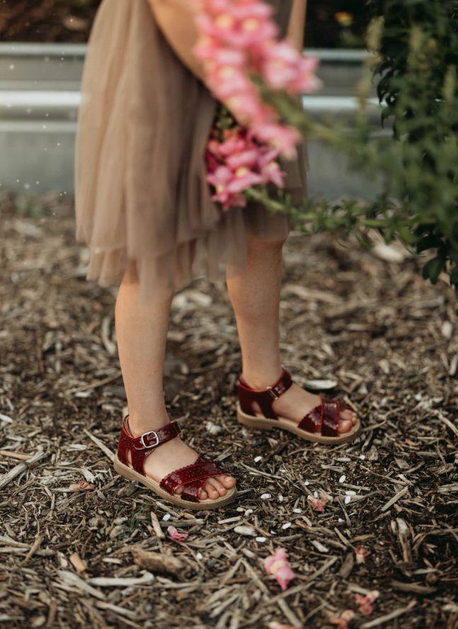 Scallop Flower sandals | Cherry red