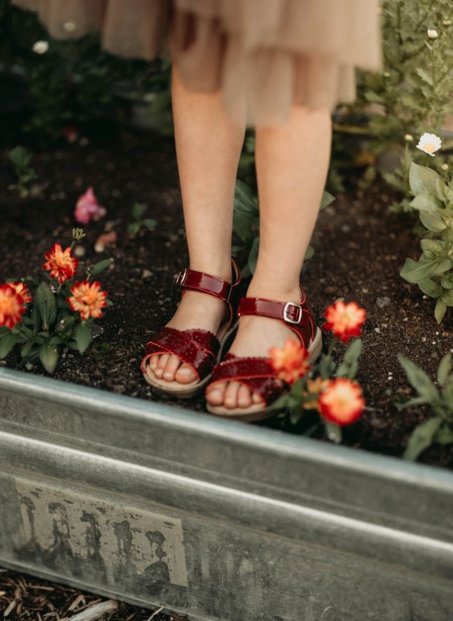 Scallop Flower sandals | Cherry red