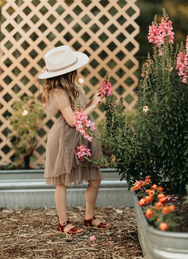 Scallop Flower sandals | Cherry red
