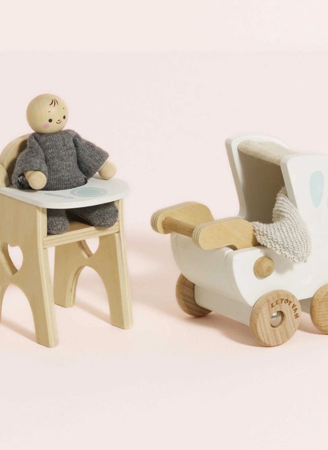 Bébé avec accessoires de nurserie
