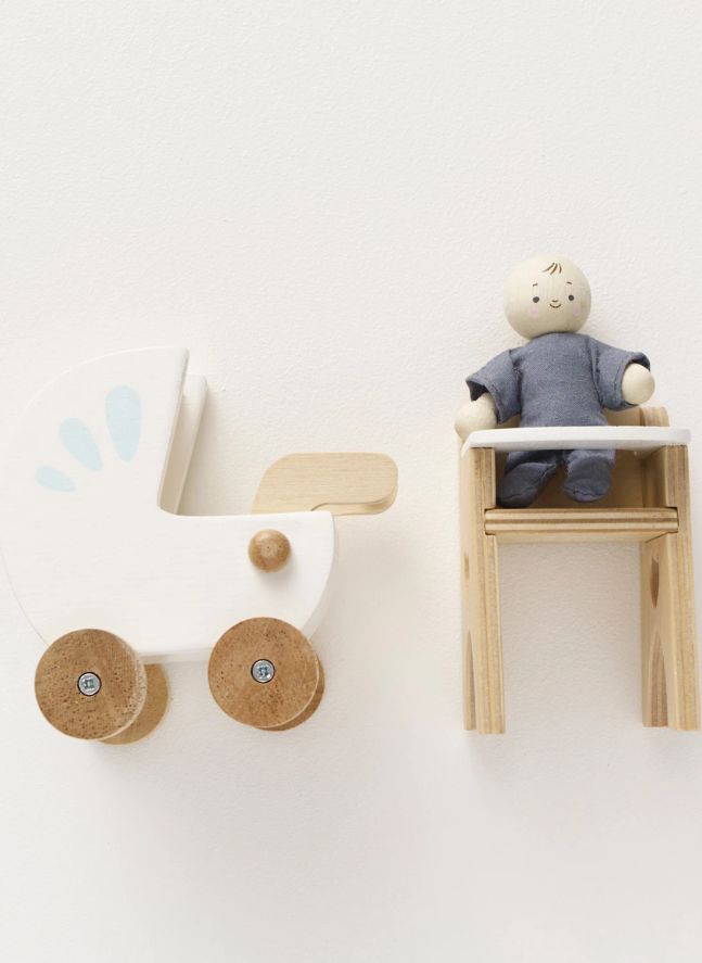 Bébé avec accessoires de nurserie