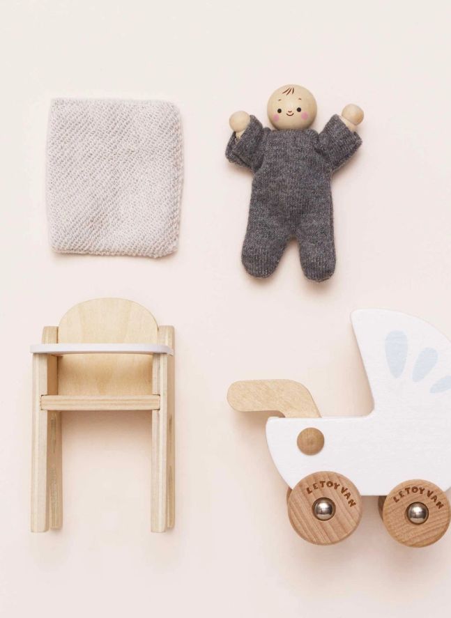 Bébé avec accessoires de nurserie